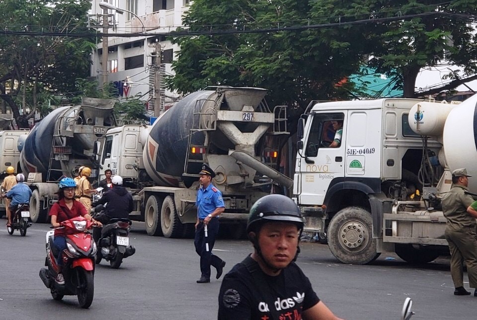 Gần 30 xe bồn “đại náo” trung tâm Sài Gòn, CSGT “tất bật” lập biên bản - 3 Gần 30 xe bồn “đại náo” trung tâm Sài Gòn, CSGT “tất bật” lập biên bản - 3
