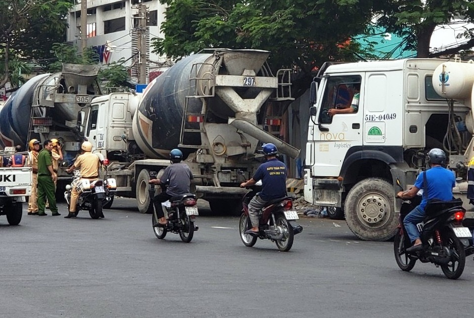 Gần 30 xe bồn “đại náo” trung tâm Sài Gòn, CSGT “tất bật” lập biên bản - 2 Gần 30 xe bồn “đại náo” trung tâm Sài Gòn, CSGT “tất bật” lập biên bản - 2