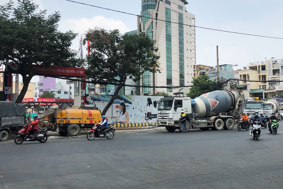 Gần 30 xe bồn “đại náo” trung tâm Sài Gòn, CSGT “tất bật” lập biên bản - 1 Gần 30 xe bồn “đại náo” trung tâm Sài Gòn, CSGT “tất bật” lập biên bản - 1