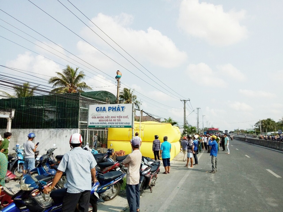 Thót tim giải cứu nam thanh niên làm xiếc trên cột điện - 5