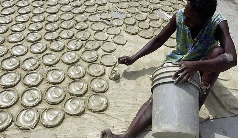 Quá đói, người dân Haiti phải ăn bánh làm từ bùn - 1 Quá đói, người dân Haiti phải ăn bánh làm từ bùn - 1