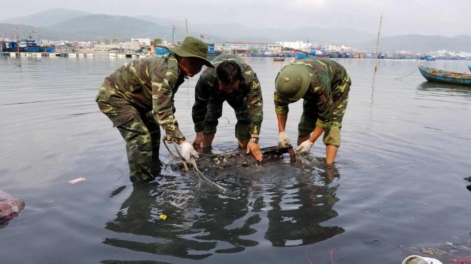 Tháo ngòi nổ cho quả bom “khủng” nặng 343 kg ngay tại nơi phát lộ - 4 Tháo ngòi nổ cho quả bom “khủng” nặng 343 kg ngay tại nơi phát lộ - 4