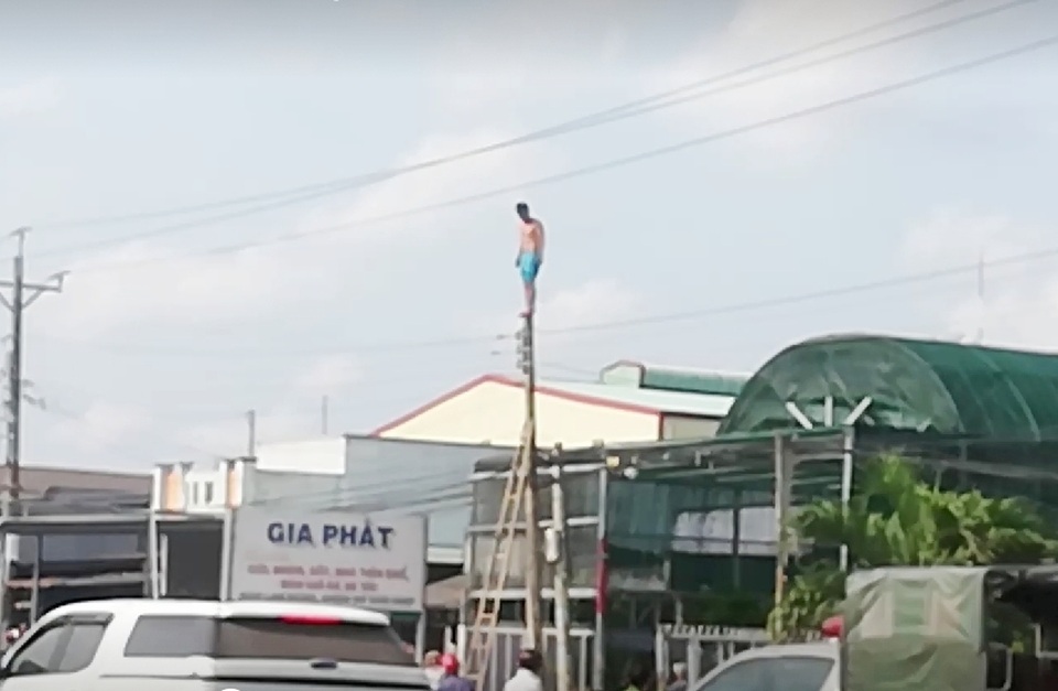 Thót tim giải cứu nam thanh niên làm xiếc trên cột điện - 2