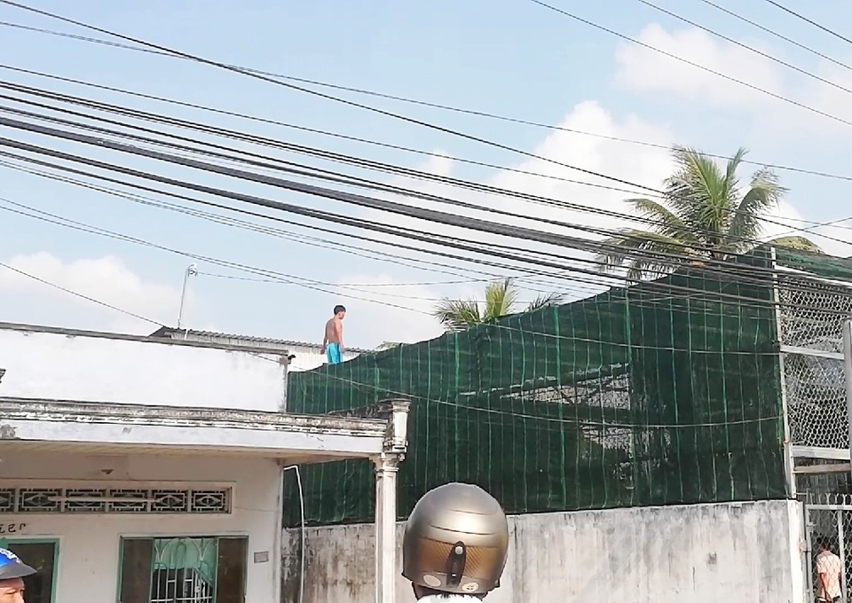 Thót tim giải cứu nam thanh niên làm xiếc trên cột điện - 4