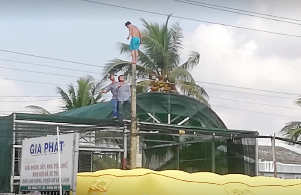 Thót tim giải cứu nam thanh niên làm xiếc trên cột điện - 6