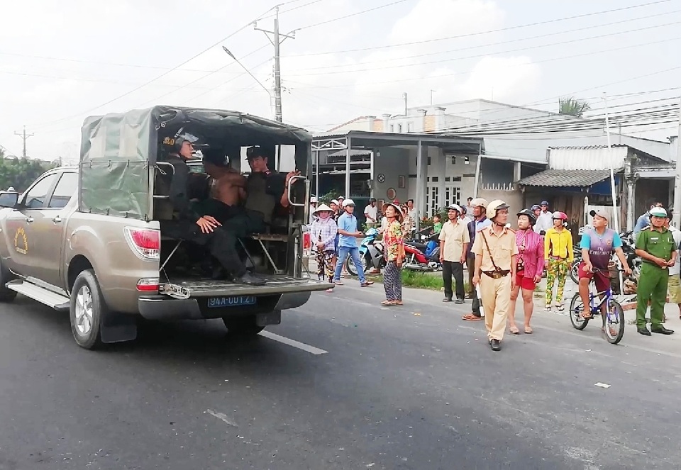 Thót tim giải cứu nam thanh niên làm xiếc trên cột điện - 8