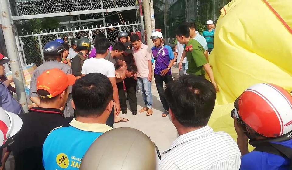 Thót tim giải cứu nam thanh niên làm xiếc trên cột điện - 7