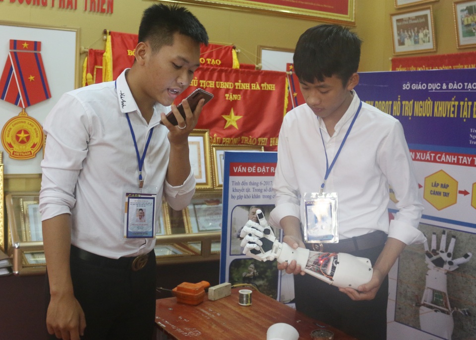 Hai nam sinh lớp 12 chế tạo cánh tay robot điều khiển bằng giọng nói - 4 Hai nam sinh lớp 12 chế tạo cánh tay robot điều khiển bằng giọng nói - 4
