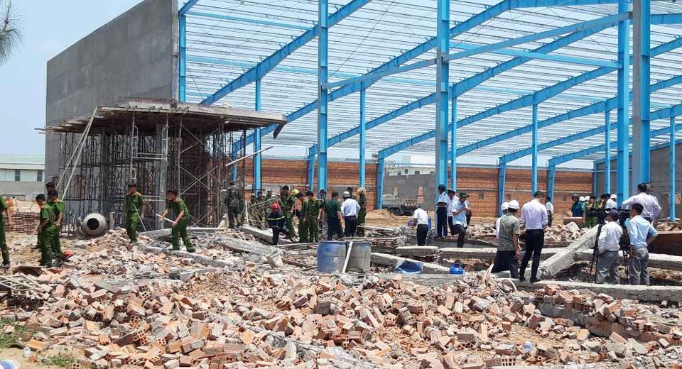 Sập bức tường cao hơn 10m, 5 người tử vong - 2 Sập bức tường cao hơn 10m, 5 người tử vong - 2