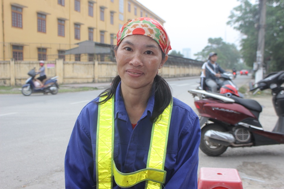 Chị lao công nghèo vất vả nuôi 4 con nhỏ quyết không màng của rơi - 1