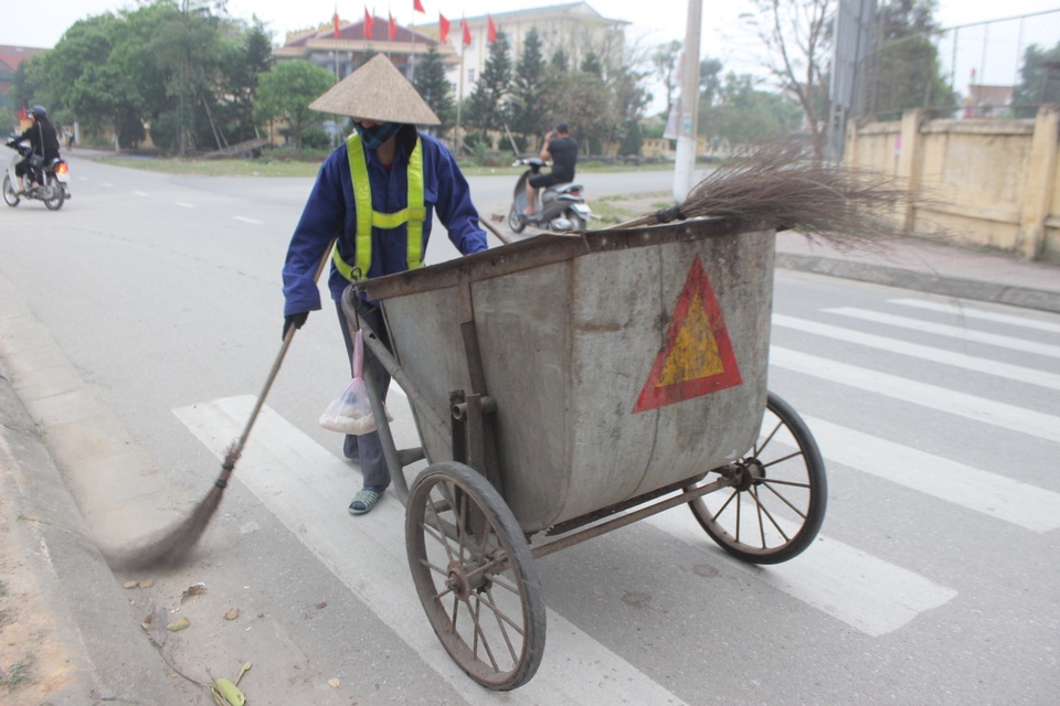 Chị lao công nghèo vất vả nuôi 4 con nhỏ quyết không màng của rơi - 3