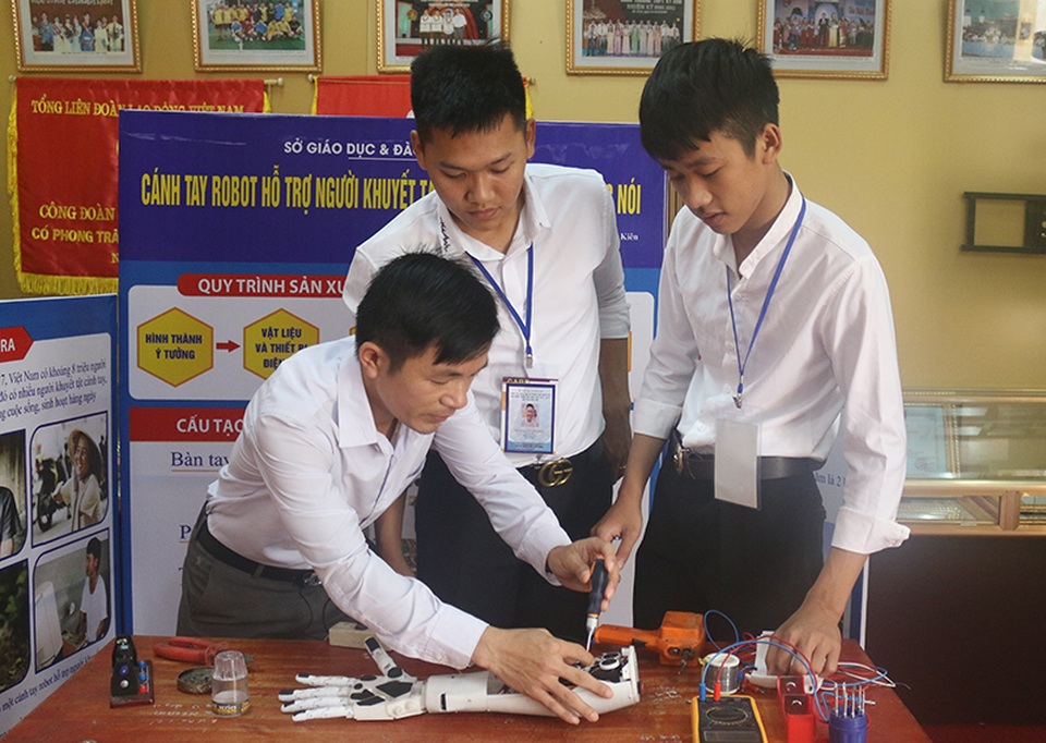 Hai nam sinh lớp 12 chế tạo cánh tay robot điều khiển bằng giọng nói - 2 Hai nam sinh lớp 12 chế tạo cánh tay robot điều khiển bằng giọng nói - 2