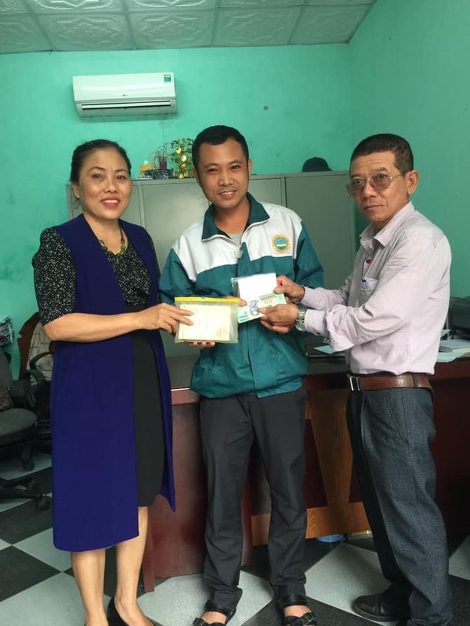 Chị lao công nghèo vất vả nuôi 4 con nhỏ quyết không màng của rơi - 2