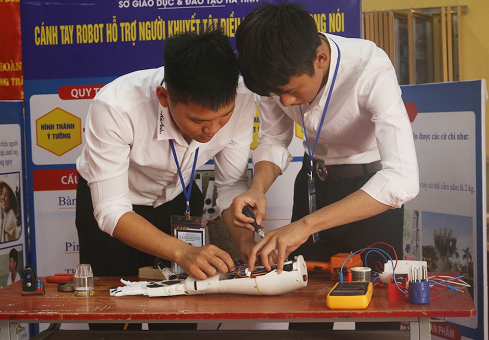 Hai nam sinh lớp 12 chế tạo cánh tay robot điều khiển bằng giọng nói - 1 Hai nam sinh lớp 12 chế tạo cánh tay robot điều khiển bằng giọng nói - 1