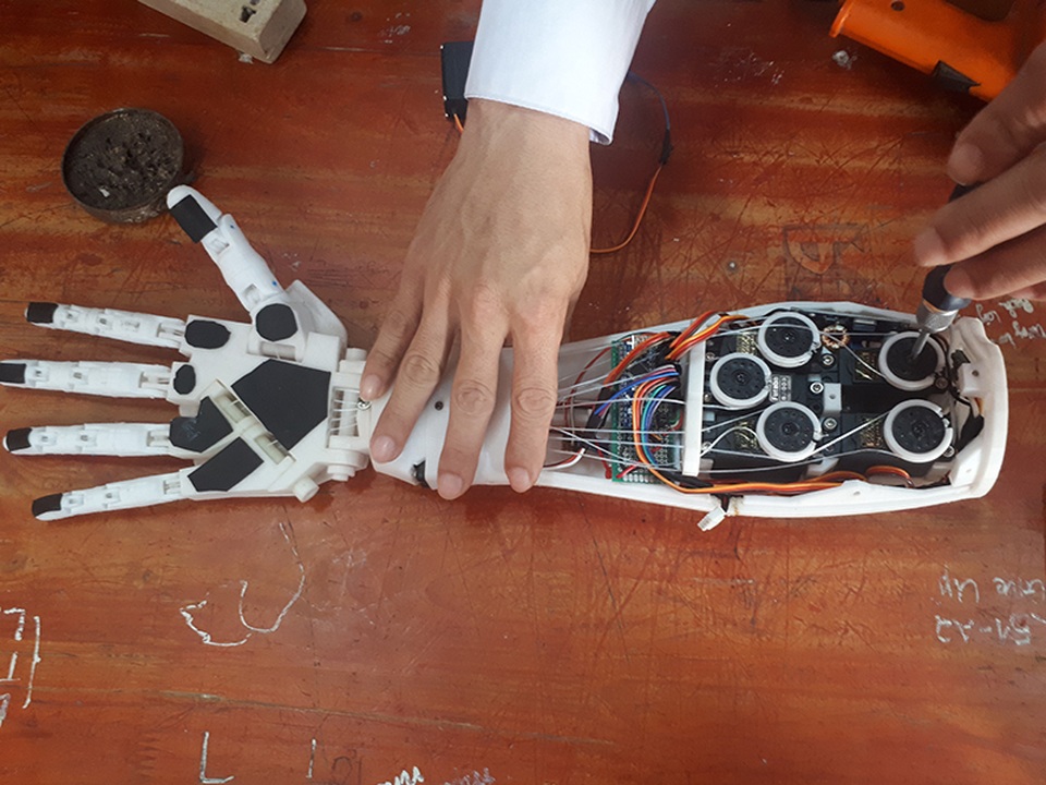 Hai nam sinh lớp 12 chế tạo cánh tay robot điều khiển bằng giọng nói - 3 Hai nam sinh lớp 12 chế tạo cánh tay robot điều khiển bằng giọng nói - 3