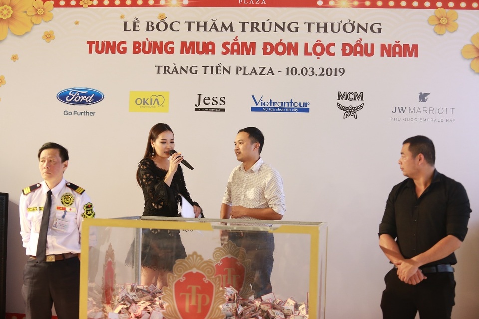 Cùng Tràng Tiền Plaza tìm ra chủ nhân của các giải thưởng lên tới hơn 1,4 tỷ đồng - 3 Cùng Tràng Tiền Plaza tìm ra chủ nhân của các giải thưởng lên tới hơn 1,4 tỷ đồng - 3