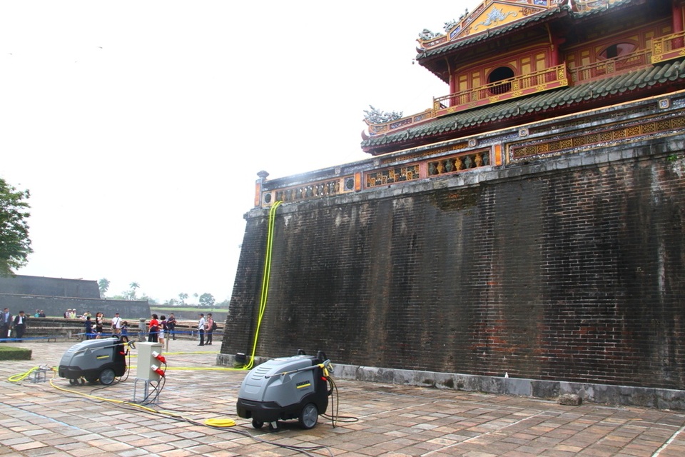 Chuyen gia Duc tay reu tren di tich Hue bang cong nghe hien dai 2.JPG Chuyen gia Duc tay reu tren di tich Hue bang cong nghe hien dai 2.JPG