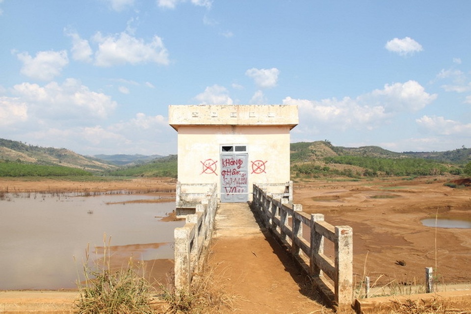 Khởi tố 2 đối tượng liên quan công trình thủy lợi trăm tỷ trơ đáy, hư hỏng - 1 Khởi tố 2 đối tượng liên quan công trình thủy lợi trăm tỷ trơ đáy, hư hỏng - 1