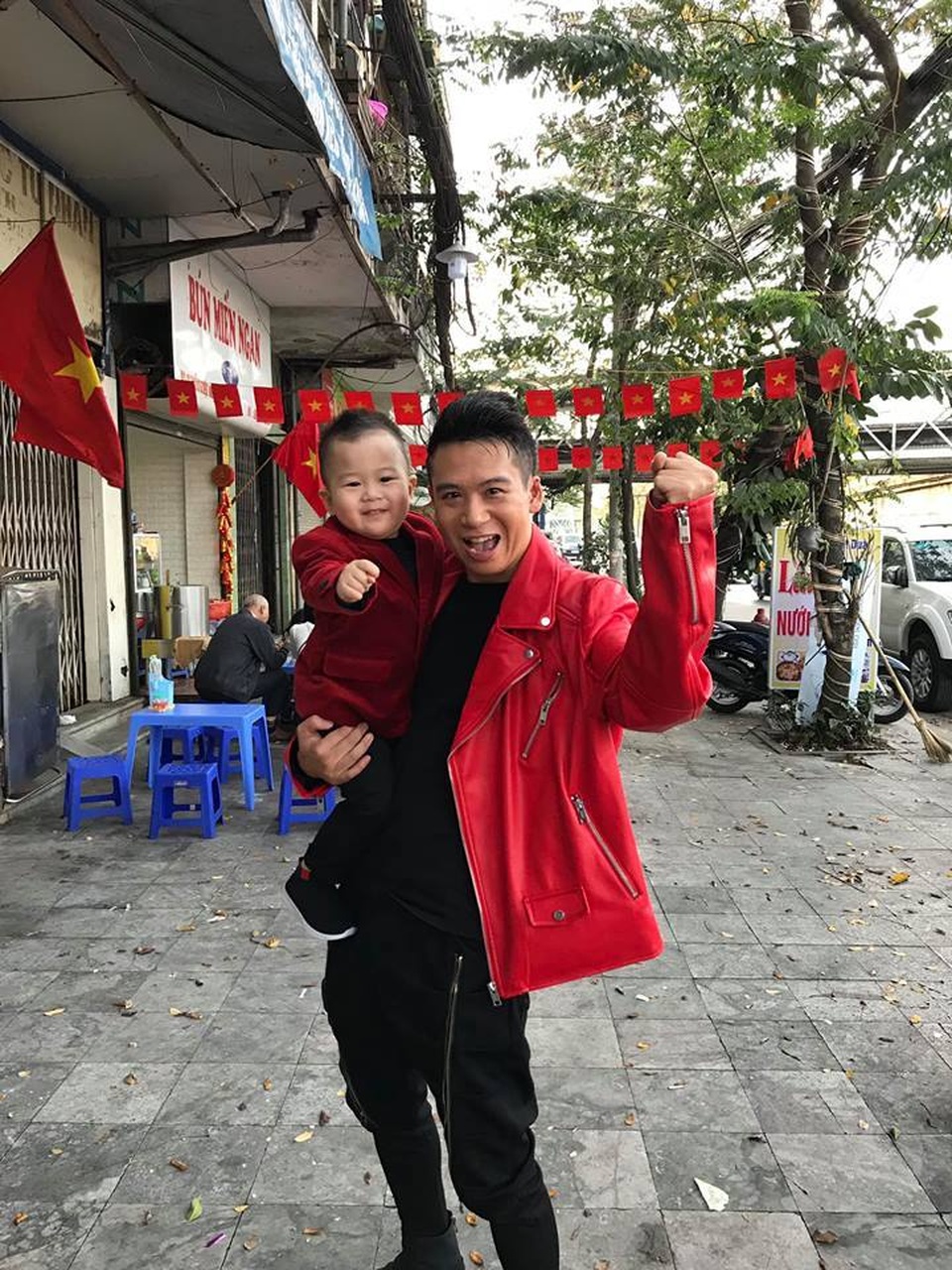 Trưởng nhóm Ngũ Cung: Lên sân khấu là thủ lĩnh, về nhà tự nguyện rửa bát cho vợ - 3 Trưởng nhóm Ngũ Cung: Lên sân khấu là thủ lĩnh, về nhà tự nguyện rửa bát cho vợ - 3