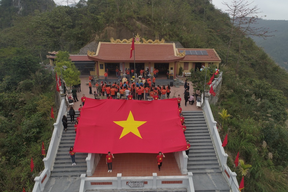 Lá cờ 54m2 tại đài hương 468.JPG Lá cờ 54m2 tại đài hương 468.JPG