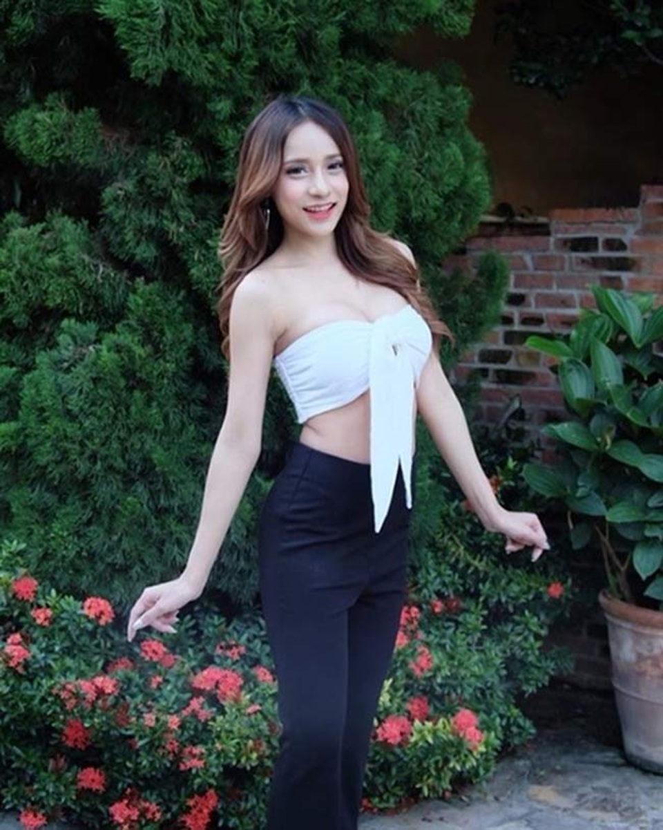 Mỹ nữ Thái Lan phô bày đường cong với áo crop top - 1 Mỹ nữ Thái Lan phô bày đường cong với áo crop top - 1
