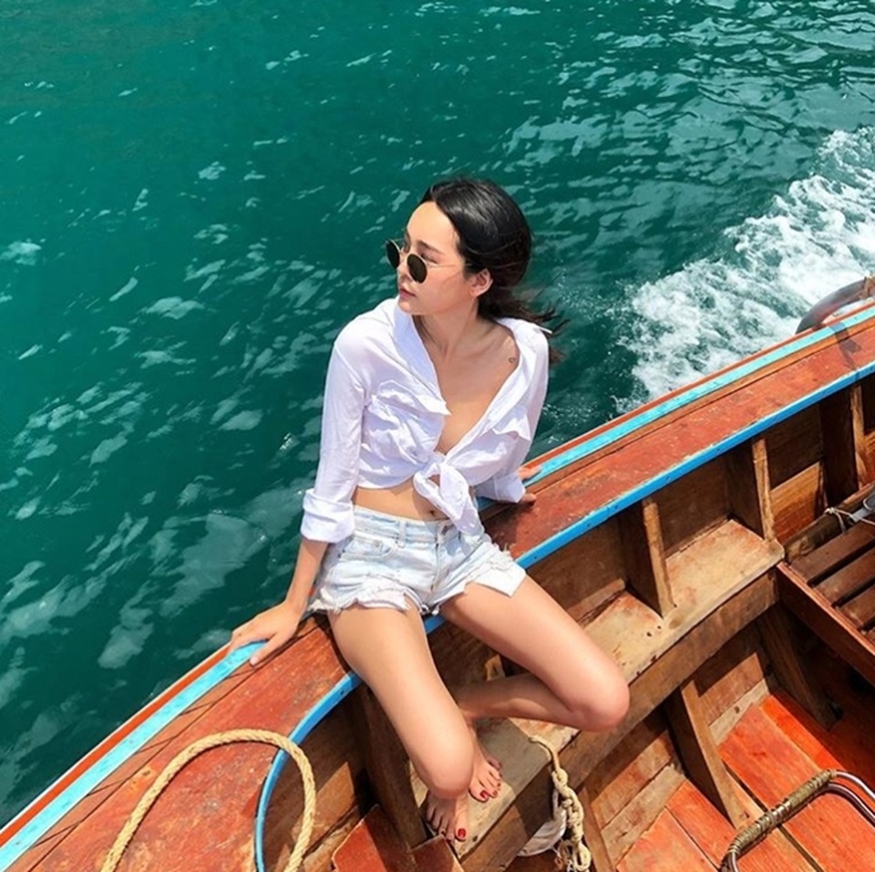 Mỹ nữ Thái Lan phô bày đường cong với áo crop top - 10 Mỹ nữ Thái Lan phô bày đường cong với áo crop top - 10