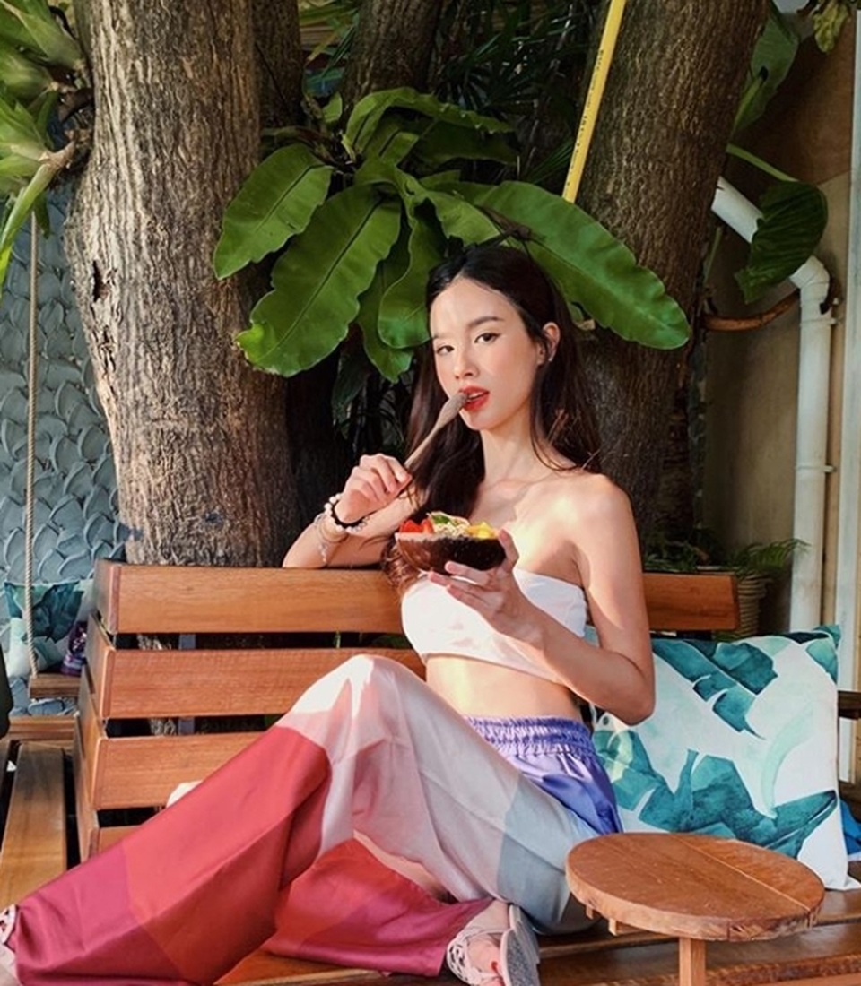Mỹ nữ Thái Lan phô bày đường cong với áo crop top - 12 Mỹ nữ Thái Lan phô bày đường cong với áo crop top - 12
