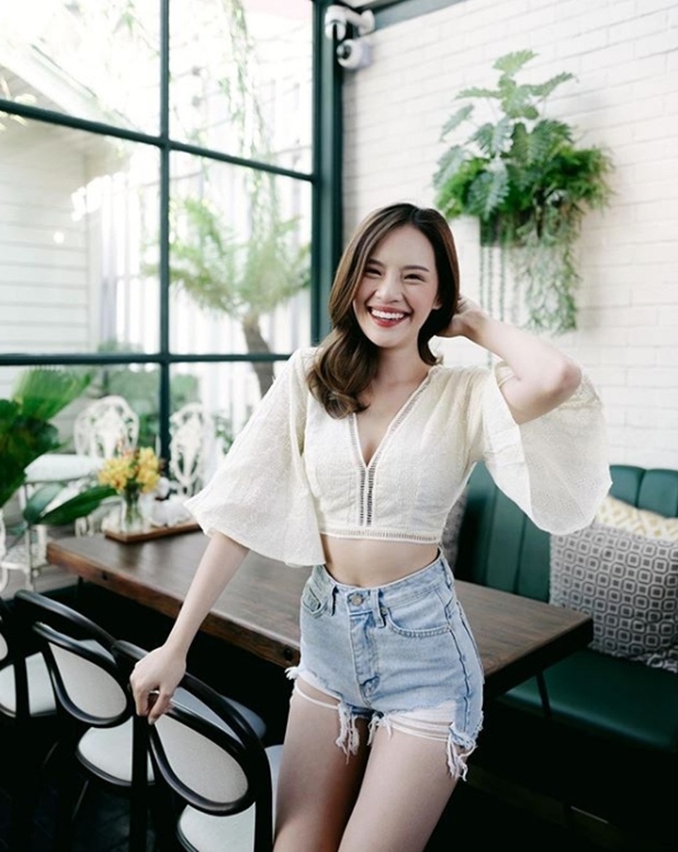 Mỹ nữ Thái Lan phô bày đường cong với áo crop top - 2 Mỹ nữ Thái Lan phô bày đường cong với áo crop top - 2