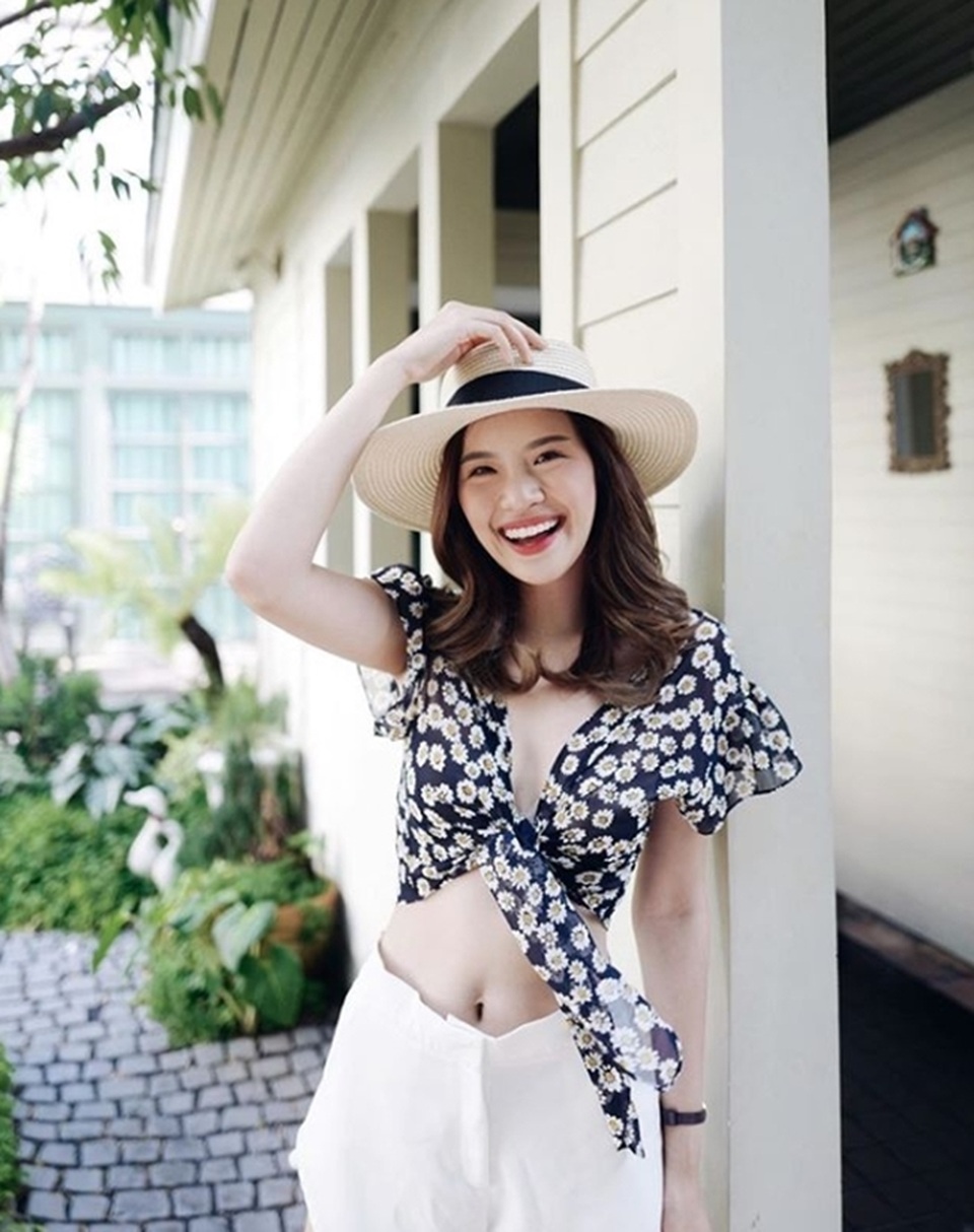 Mỹ nữ Thái Lan phô bày đường cong với áo crop top - 8 Mỹ nữ Thái Lan phô bày đường cong với áo crop top - 8