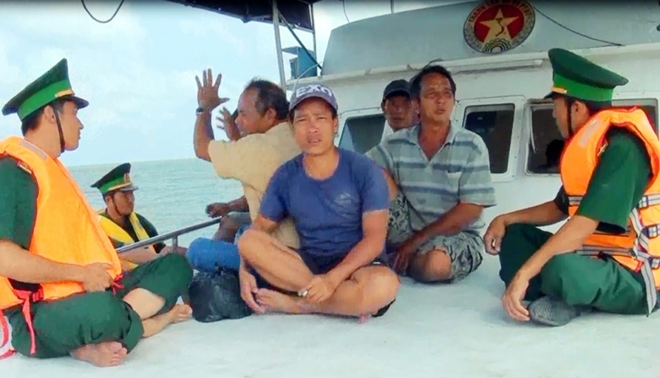 Cứu 8 ngư dân bị chìm tàu, kêu cứu trên biển - 1 Cứu 8 ngư dân bị chìm tàu, kêu cứu trên biển - 1