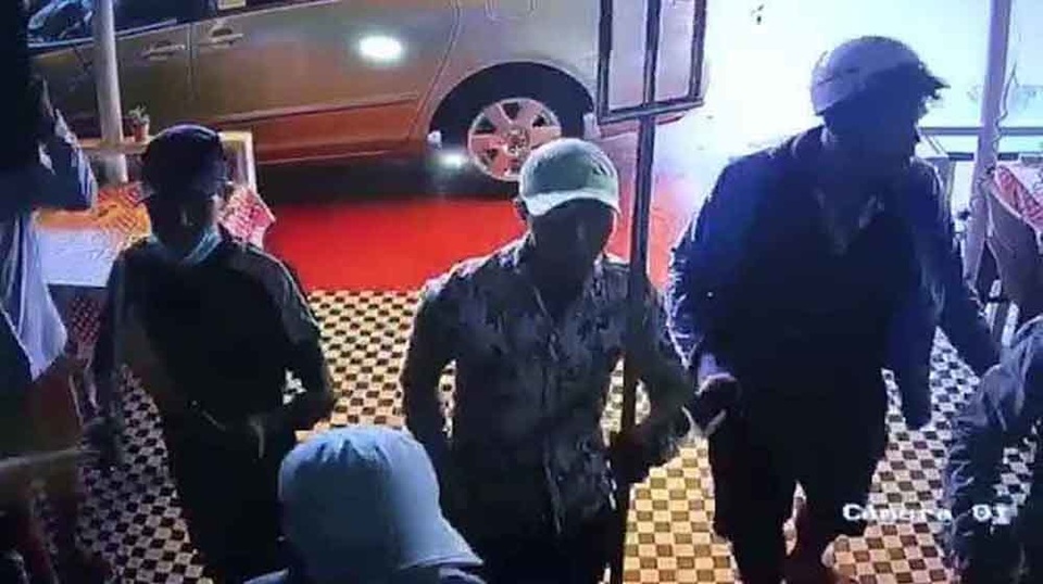 Sau cuộc điện thoại lạ, quán cà phê bị hàng chục giang hồ đập phá - 3 Sau cuộc điện thoại lạ, quán cà phê bị hàng chục giang hồ đập phá - 3