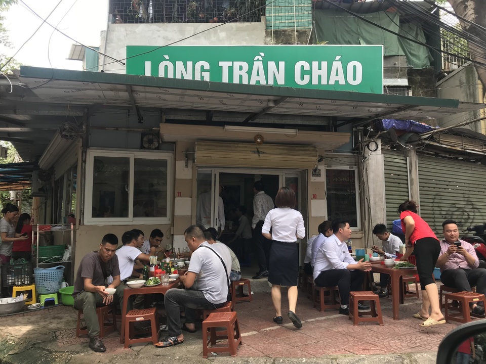Lòng chần cháo vẫn đông khách, giá thịt không giảm trước “cơn bão” dịch tả lợn Châu Phi - 2 Lòng chần cháo vẫn đông khách, giá thịt không giảm trước “cơn bão” dịch tả lợn Châu Phi - 2