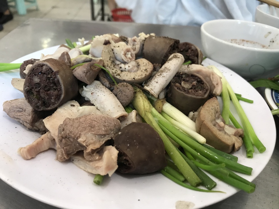 Lòng chần cháo vẫn đông khách, giá thịt không giảm trước “cơn bão” dịch tả lợn Châu Phi - 3 Lòng chần cháo vẫn đông khách, giá thịt không giảm trước “cơn bão” dịch tả lợn Châu Phi - 3