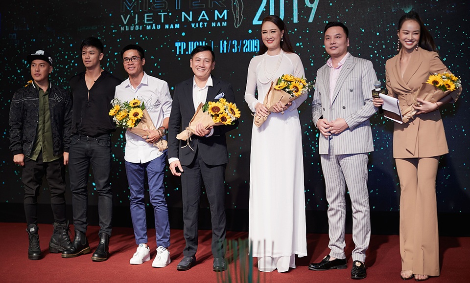 Từ trái sang Ban Giám Khảo Nhà Thiết Kế - Cory Dũng Trần, BGK Quán quân VietNam idol Trọng Hiếu, BGK Nhà văn nhà thơ - Nguyễn Phong Việt, Hoa Hậu Áo Dài - Đàm Lưu Ly.jpg Từ trái sang Ban Giám Khảo Nhà Thiết Kế - Cory Dũng Trần, BGK Quán quân VietNam idol Trọng Hiếu, BGK Nhà văn nhà thơ - Nguyễn Phong Việt, Hoa Hậu Áo Dài - Đàm Lưu Ly.jpg