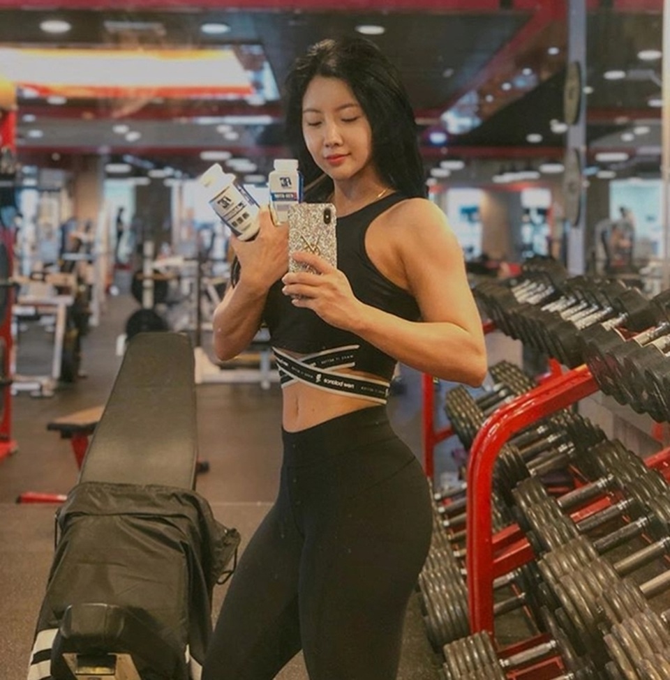 Vẻ đẹp khỏe khoắn nhờ tập của 3 gymer Hàn - 17 Vẻ đẹp khỏe khoắn nhờ tập của 3 gymer Hàn - 17