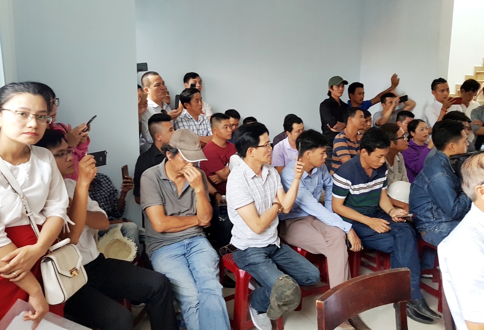 Hàng trăm khách hàng bao vây công ty bất động sản Hàng trăm khách hàng bao vây công ty bất động sản
