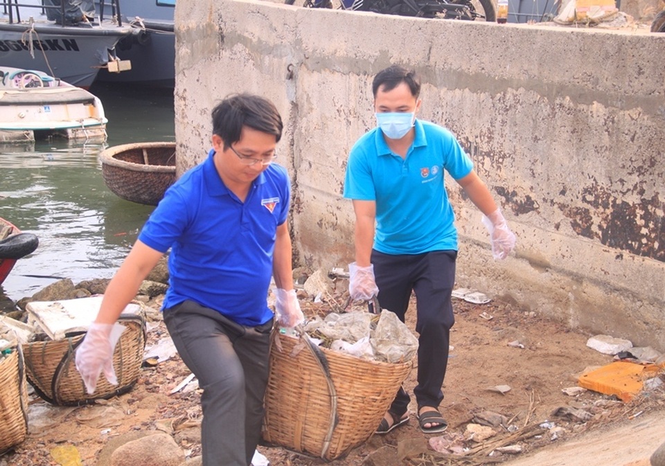 Bình Định: Thanh niên chèo thuyền, vớt rác quanh khu “ổ chuột” - 5 Bình Định: Thanh niên chèo thuyền, vớt rác quanh khu “ổ chuột” - 5