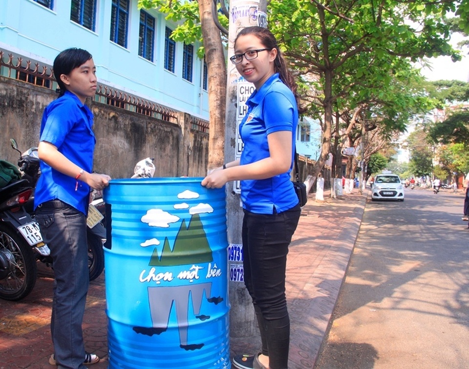 Bình Định: Thanh niên chèo thuyền, vớt rác quanh khu “ổ chuột” - 8 Bình Định: Thanh niên chèo thuyền, vớt rác quanh khu “ổ chuột” - 8