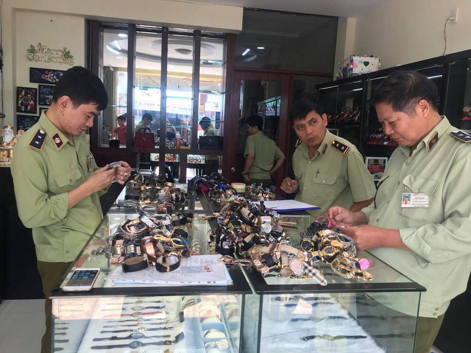 Chấn động: Hơn 3.000 chiếc đồng hồ nhái thương hiệu Rolex, Patek Philippe...bị tịch thu - 4 Chấn động: Hơn 3.000 chiếc đồng hồ nhái thương hiệu Rolex, Patek Philippe...bị tịch thu - 4