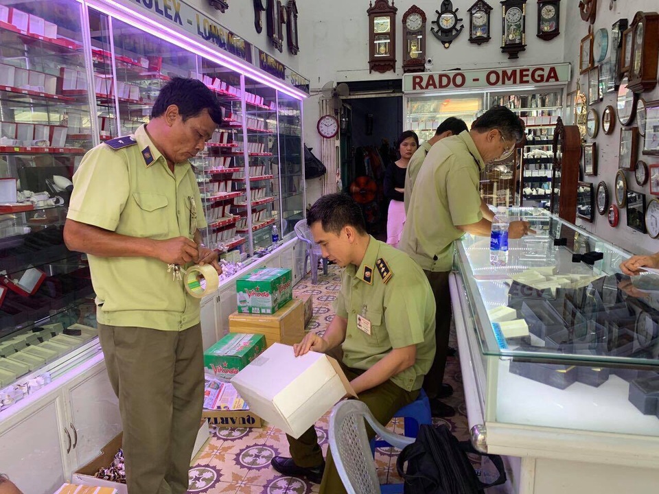 Chấn động: Hơn 3.000 chiếc đồng hồ nhái thương hiệu Rolex, Patek Philippe...bị tịch thu - 6 Chấn động: Hơn 3.000 chiếc đồng hồ nhái thương hiệu Rolex, Patek Philippe...bị tịch thu - 6