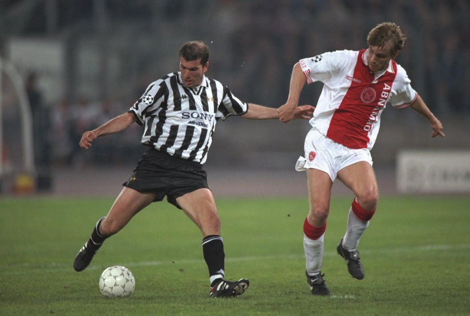 Champions_League_1996-97_-_Juventus_vs_Ajax_-_Zin%C3%A9dine_Zidane_e_Richard_Witschge.jpg Champions_League_1996-97_-_Juventus_vs_Ajax_-_Zin%C3%A9dine_Zidane_e_Richard_Witschge.jpg