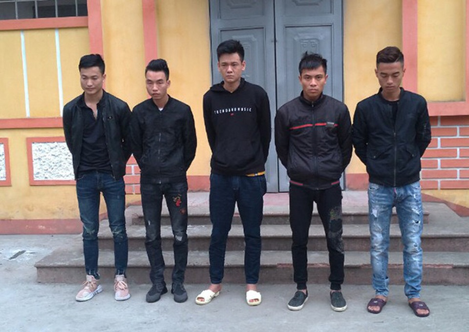 Côn đồ bịt mặt truy sát người trong quán bi-a - 1