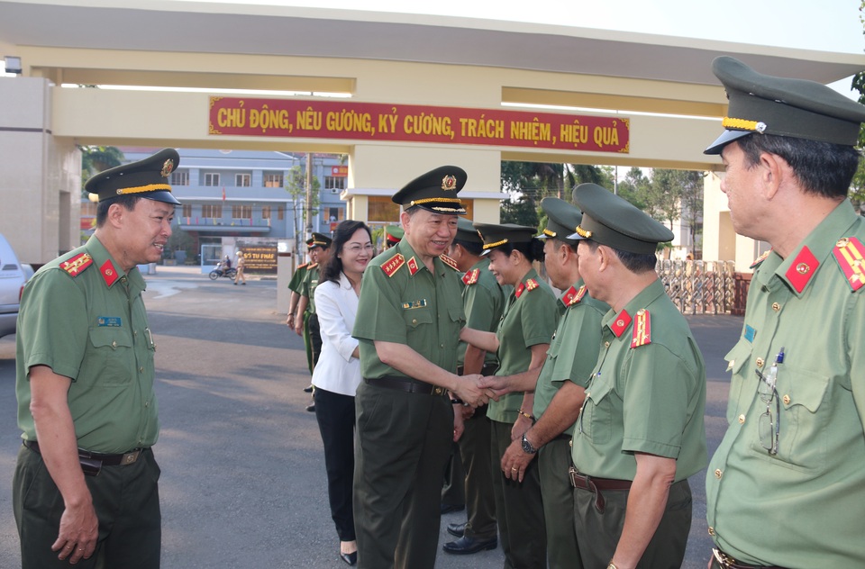 Bộ trưởng Công an: Tập trung triệt phá băng nhóm “tín dụng đen” - 1 Bộ trưởng Công an: Tập trung triệt phá băng nhóm “tín dụng đen” - 1