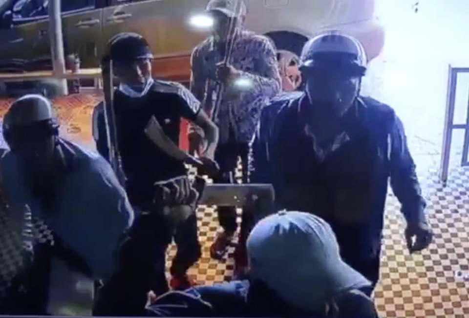 nhóm giang hồ dùng mã tấu đòi “bảo kê” quán cà phê nhóm giang hồ dùng mã tấu đòi “bảo kê” quán cà phê