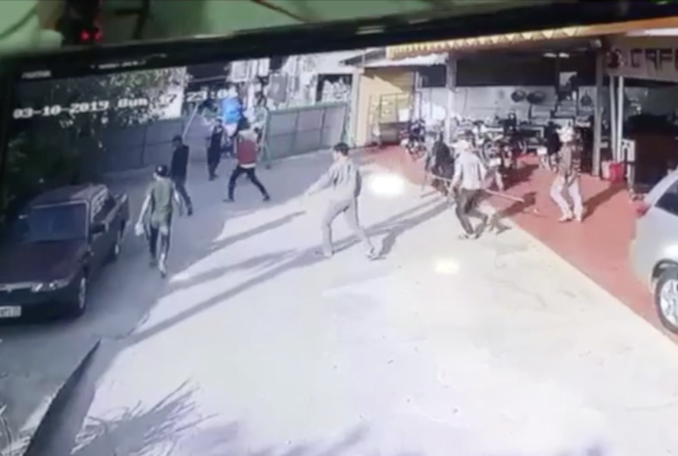 nhóm giang hồ dùng mã tấu đòi “bảo kê” quán cà phê nhóm giang hồ dùng mã tấu đòi “bảo kê” quán cà phê