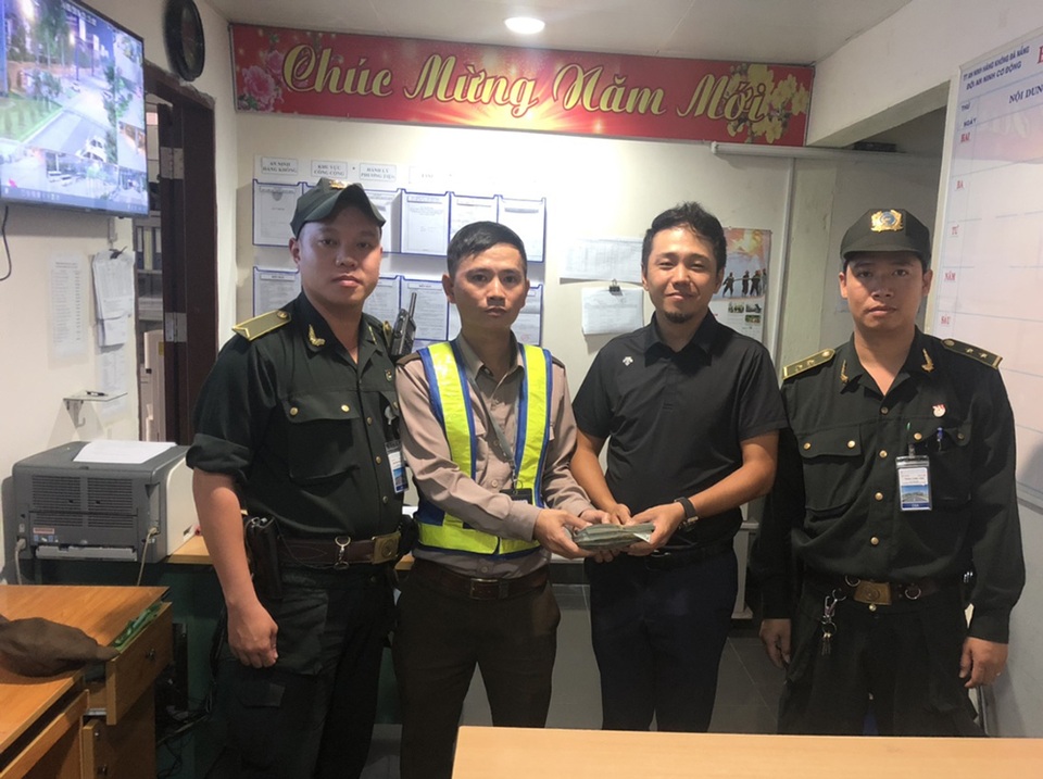 Ông Yan Guangzhu (đứng thứ 2 từ bên phải) nhận lại tài sản bị mất.jpg Ông Yan Guangzhu (đứng thứ 2 từ bên phải) nhận lại tài sản bị mất.jpg