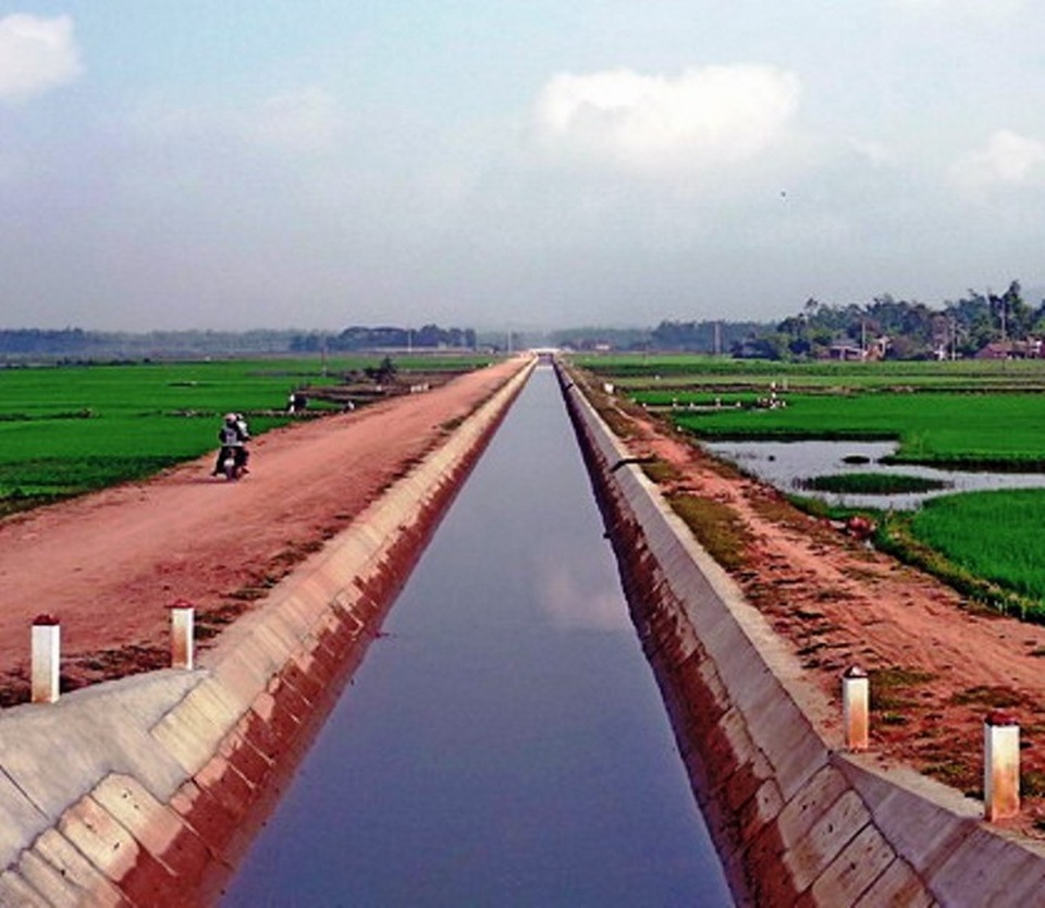 3 cháu bé chết đuối thương tâm khi tắm kênh - 1