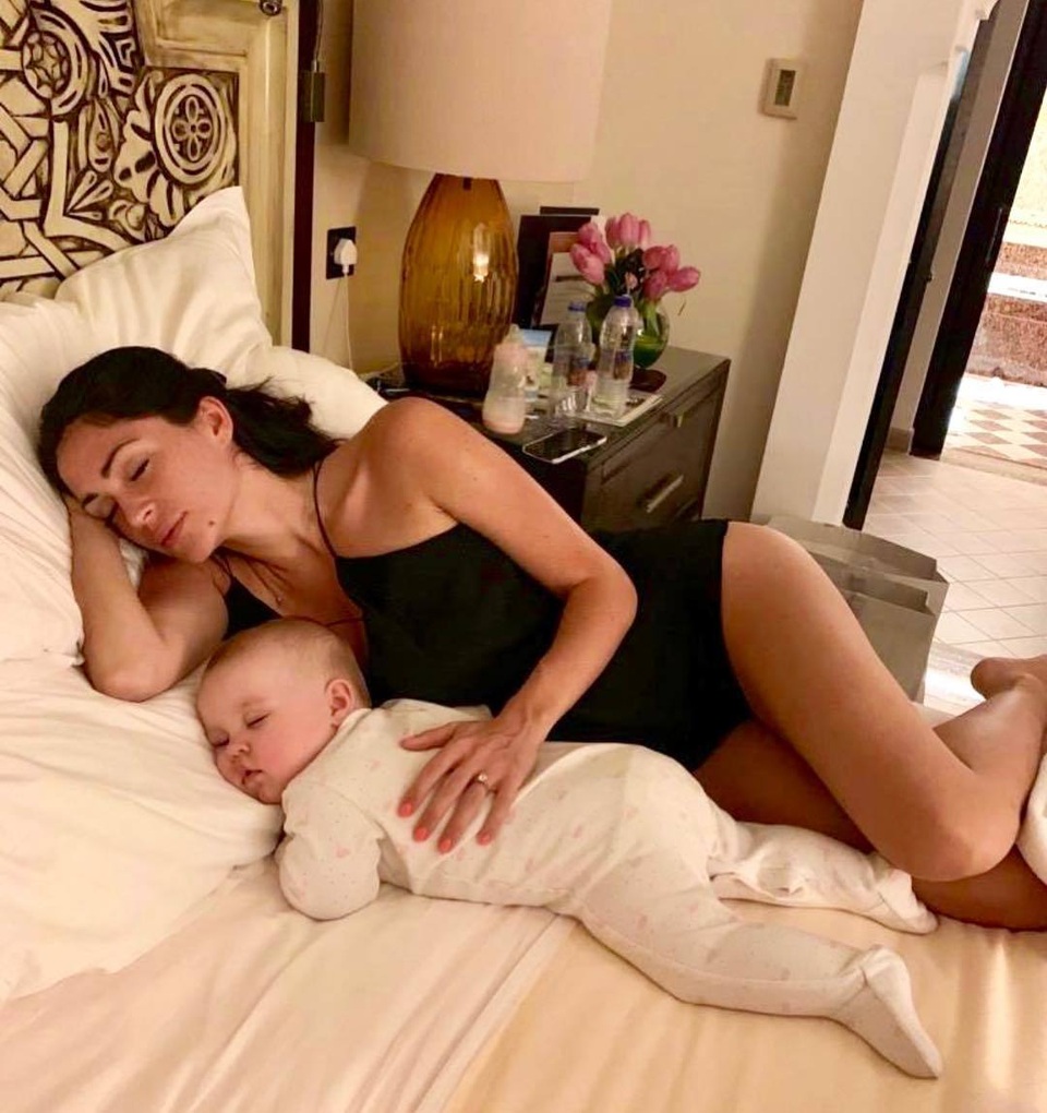 Casey Batchelor thon thả đáng kinh ngạc sau khi sinh - 9