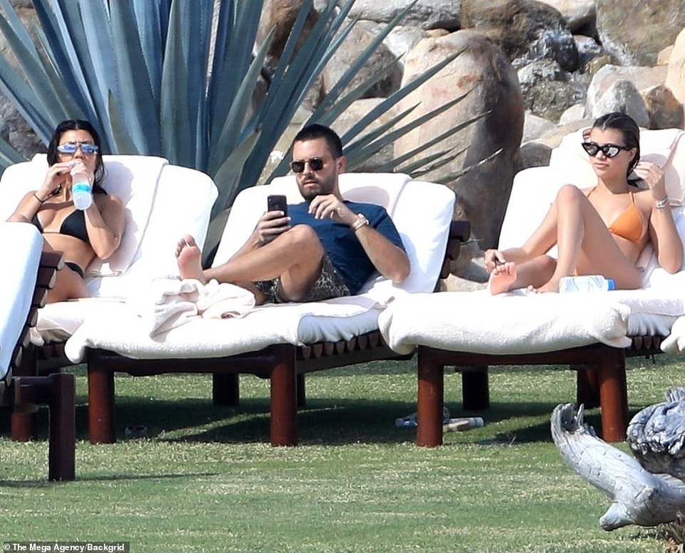 Kourtney Kardashian thân thiết với tình cũ - 7 Kourtney Kardashian thân thiết với tình cũ - 7