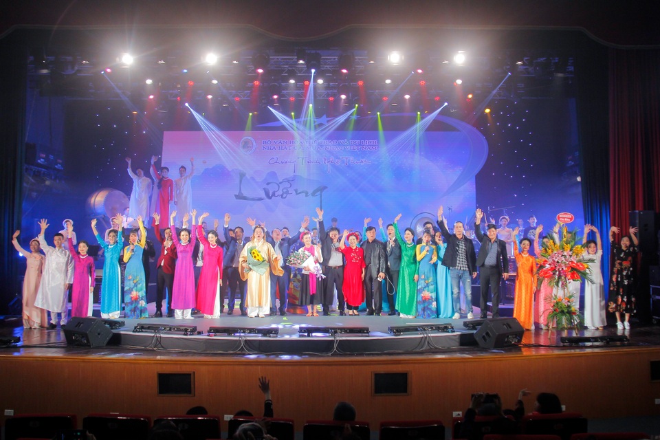 Các nghệ sĩ Nhà hát Ca Múa Nhạc Việt Nam vui mừng trước thành công của Lưỡng cực.jpg Các nghệ sĩ Nhà hát Ca Múa Nhạc Việt Nam vui mừng trước thành công của Lưỡng cực.jpg